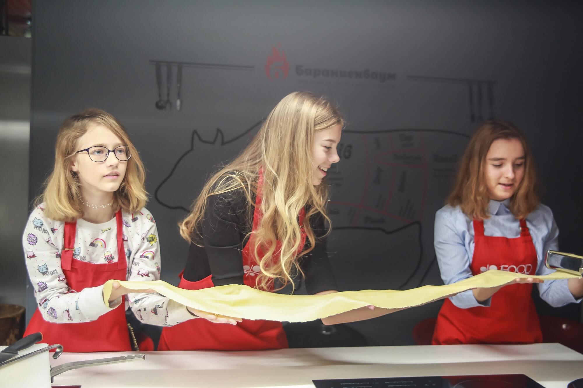 Дети готовят пасту на кулинарном мастер-классе в СПб