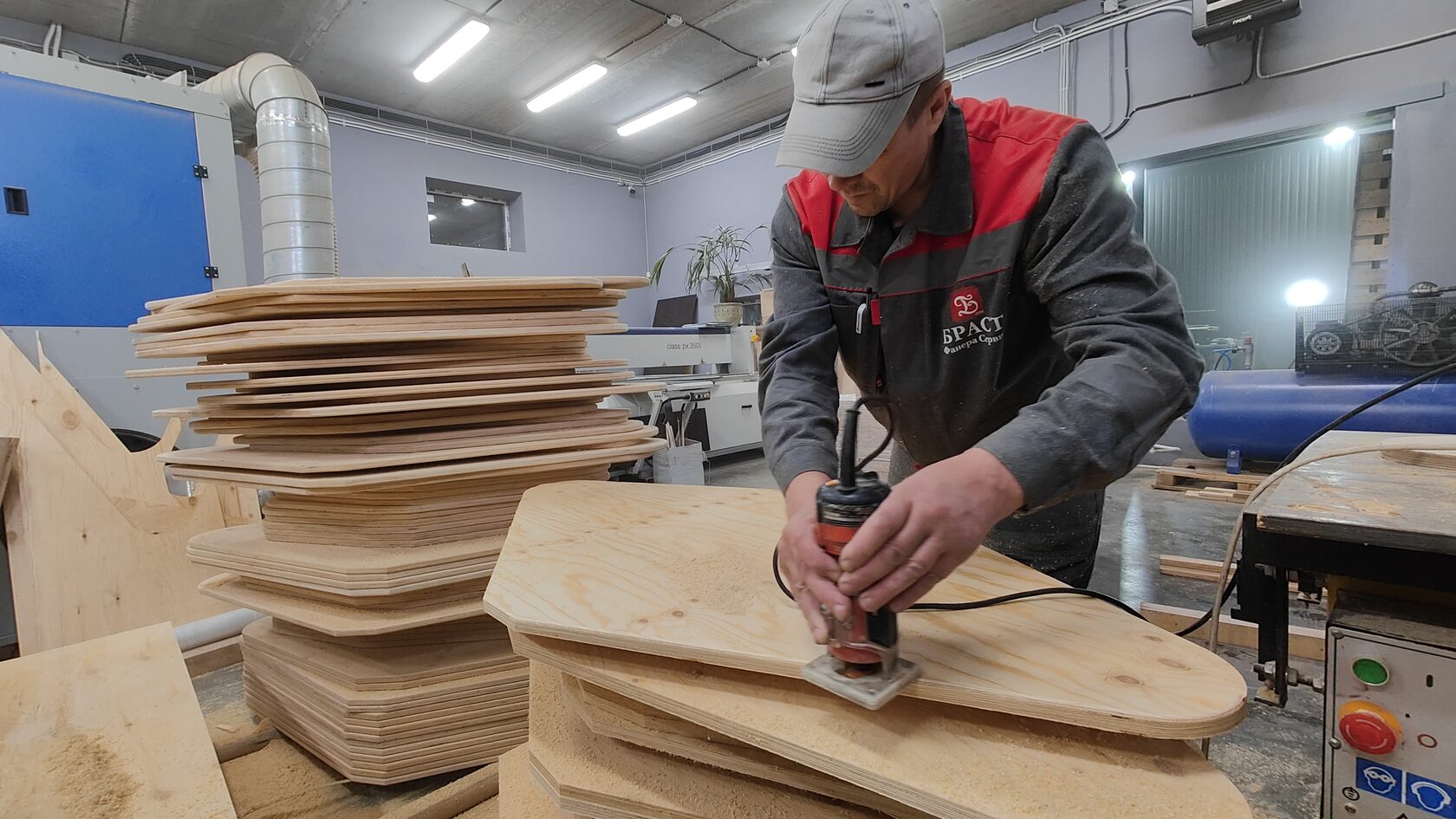 распил в тюмени. распил ламинированной фанеры. раскрой мебельных деталей. распил в тюмени. распил фанеры станок.