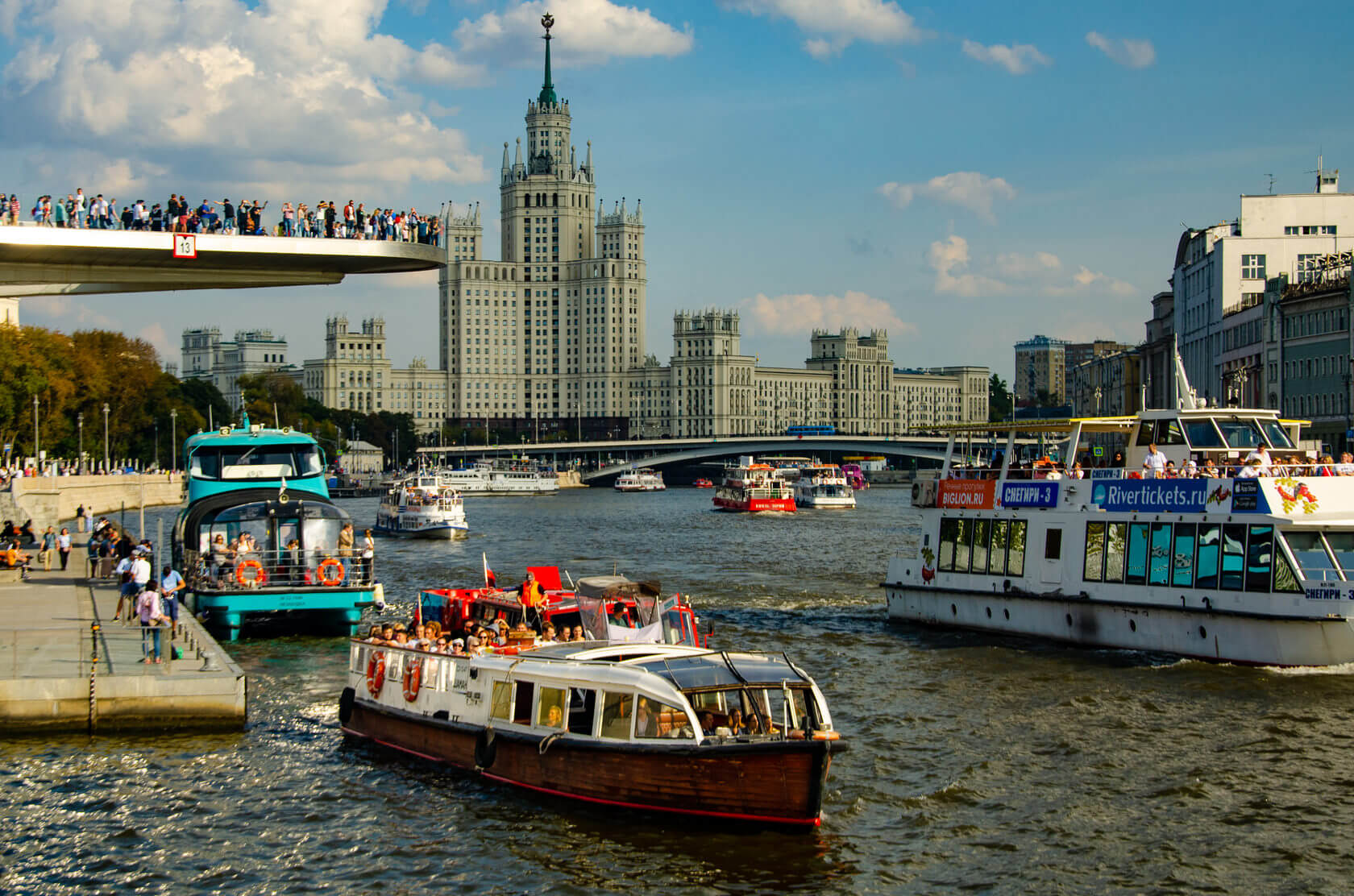 Речные прогулки причалы. Водное такси, Москва, Третьяковский мост. Ривертикетс речные прогулки Москва. Теплоход Зарядье Москва. Теплоход шаман Москва.