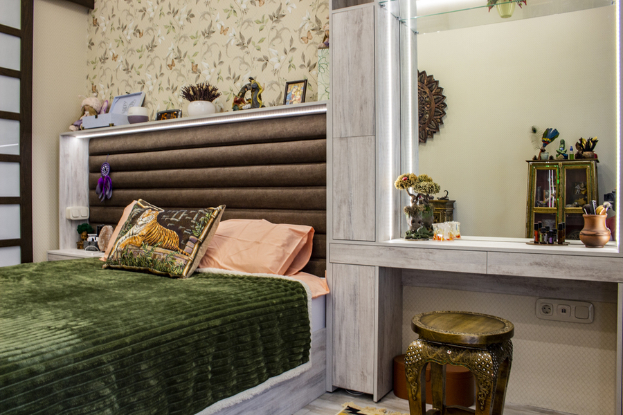 спальня в тёплых тонах, в эко-стиле, обоями с растительным узором, мягким коричневым изголовьем кровати