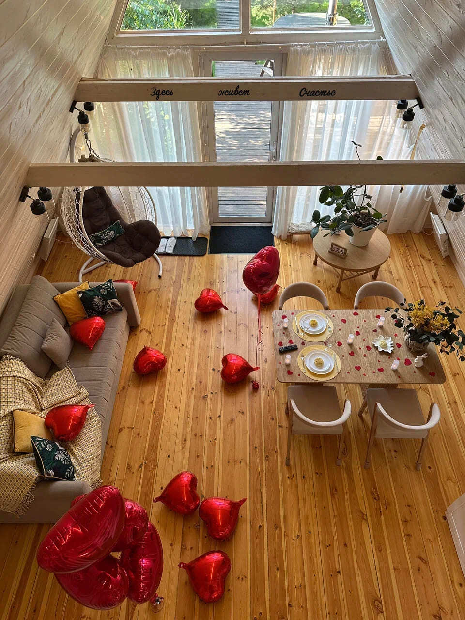 Фольгированные шары в форме сердца в интерьере домика