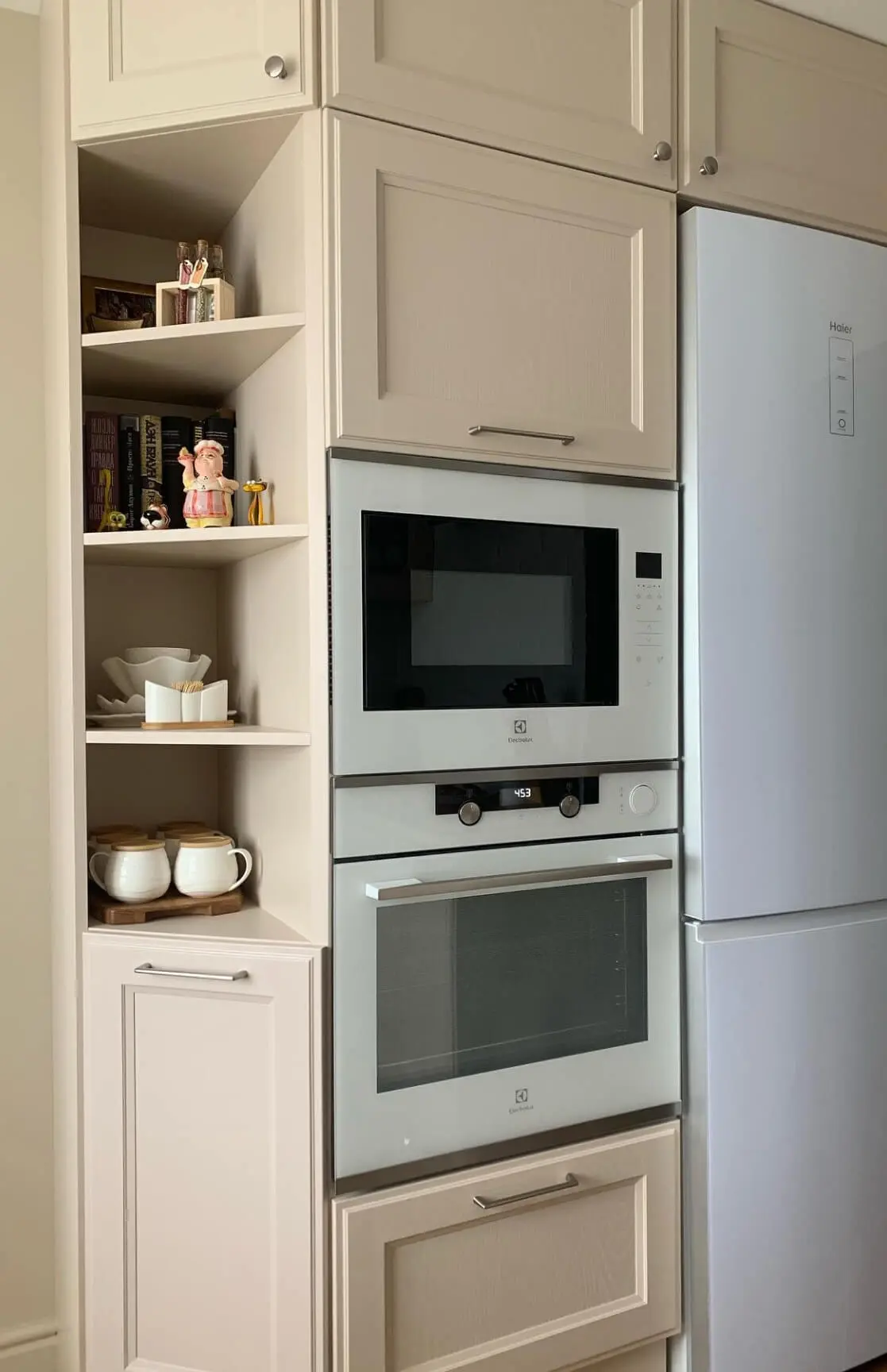 Кухня Монбельяр с открытыми фасадами и декоративными полками