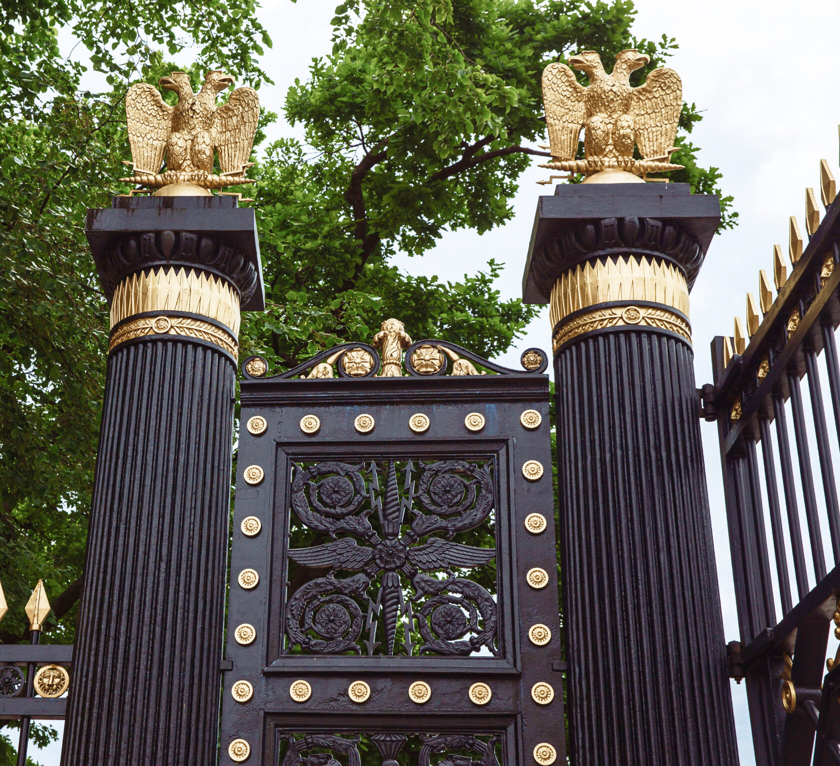 Декор решеток Александровского сада — древнеримские атрибуты власти и силы