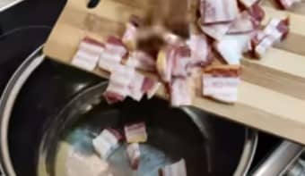 Приготовление солянки с копчёностями: шаг 2