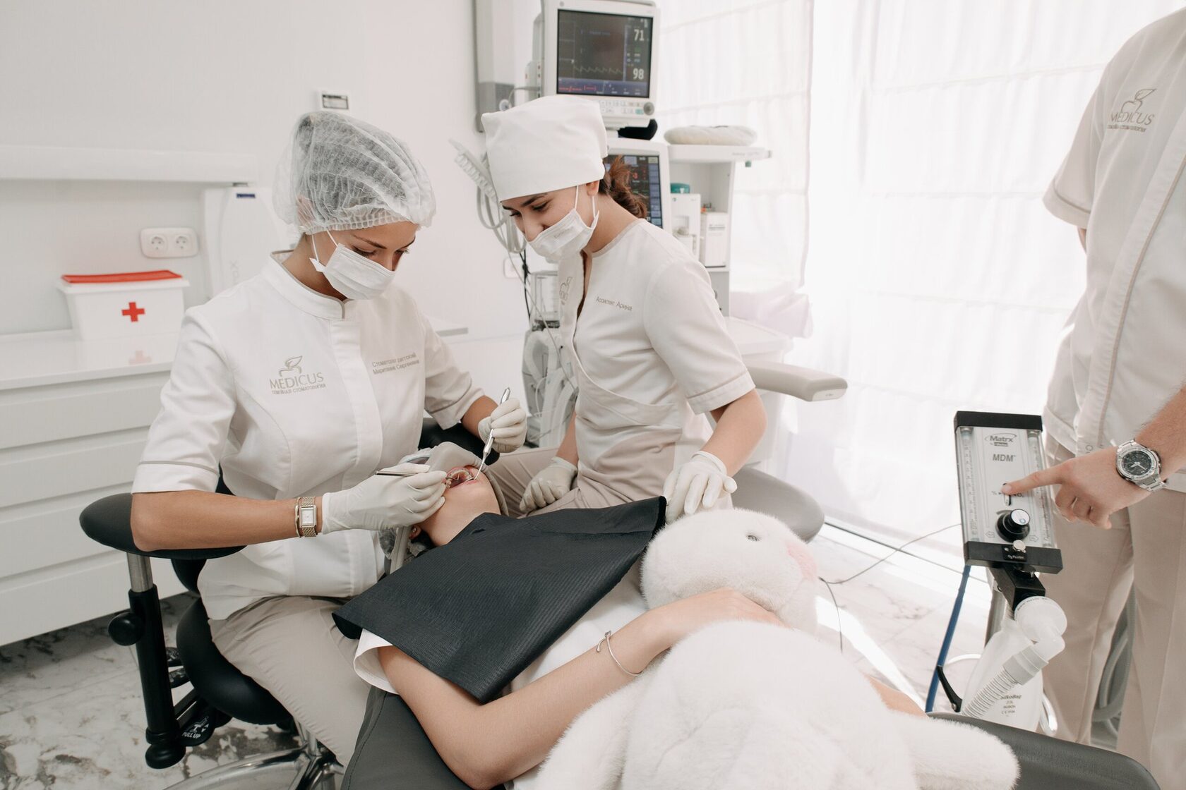 Маританна Никитюк и ассистент на стоматологическом приёме в MEDICUS