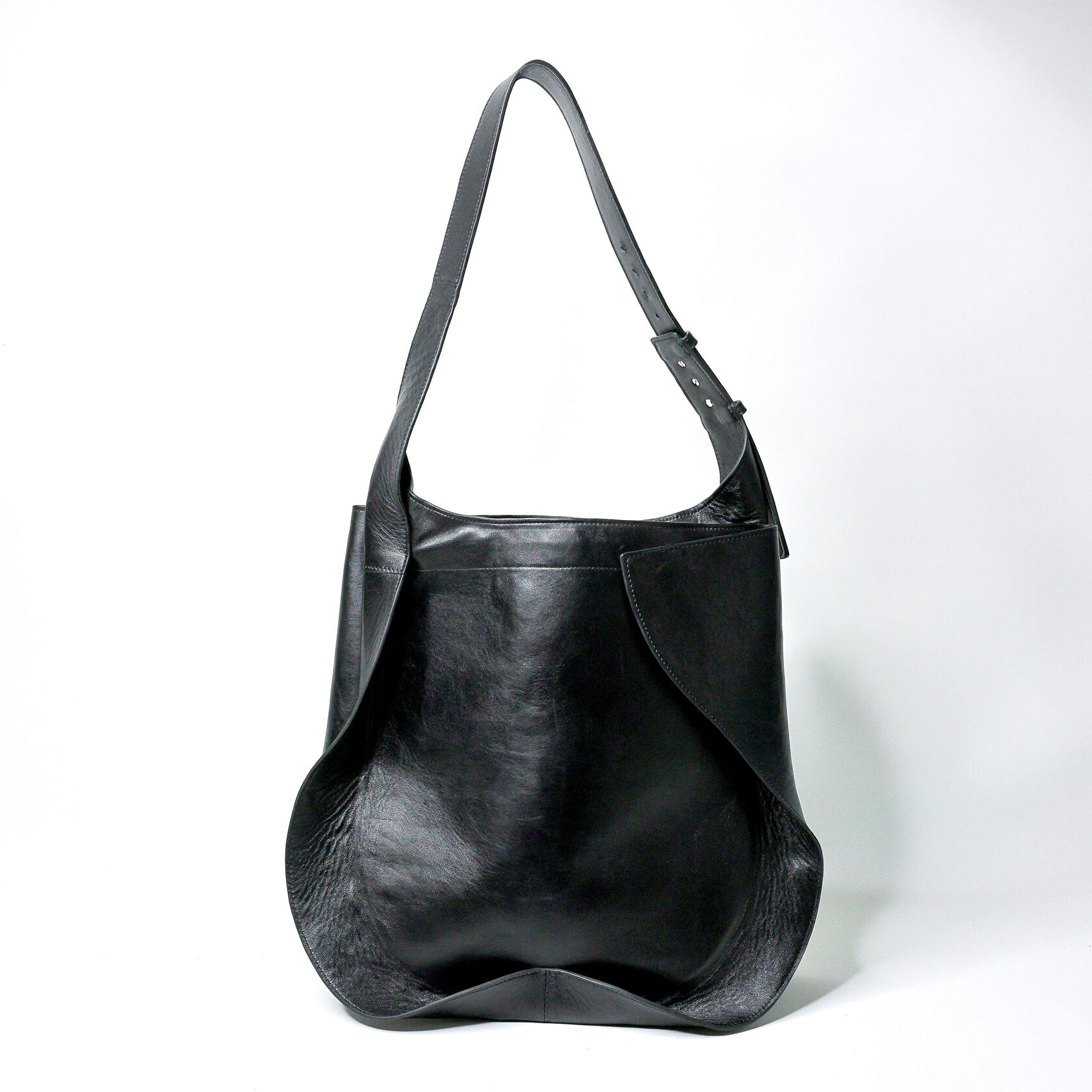 объемная дизайнерская сумка Wave тоут черного цвета из натуральной кожи премиум качества