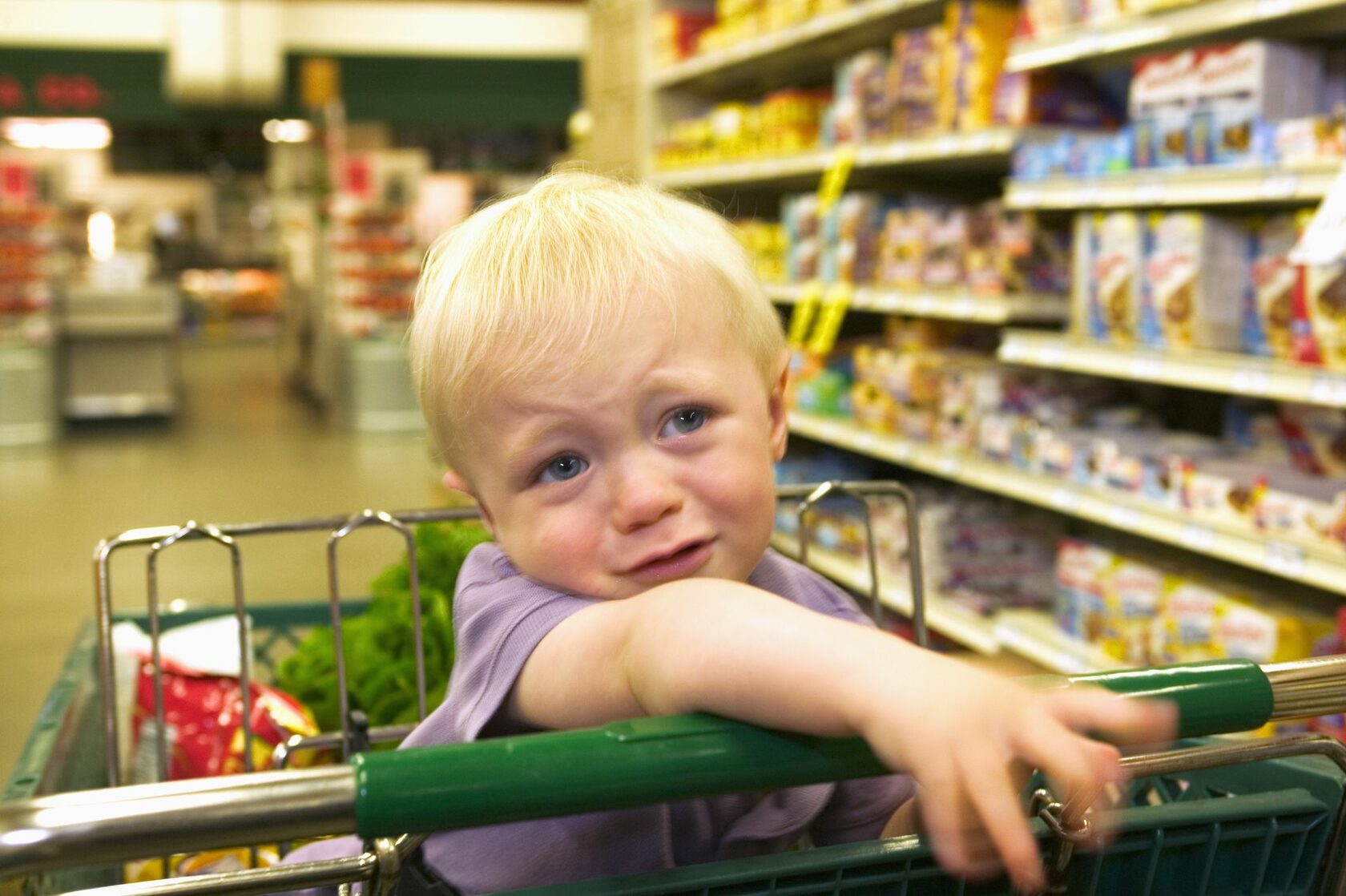 Не купленная мамой игрушка. Ребенок в магазине. Ребенок плачет в магазине игрушек. Ребенок просит. Ребенок просит в магазине.