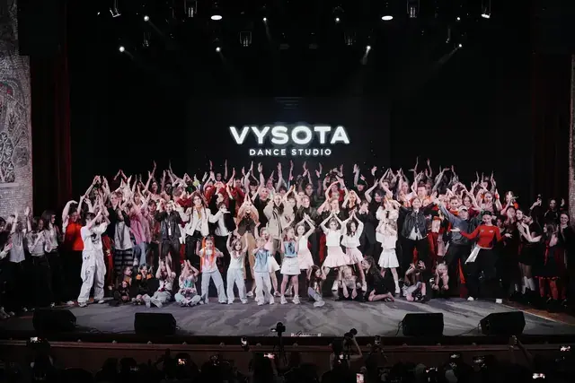 Ученики VYSOTA вместе на сцене после отчётного концерта
