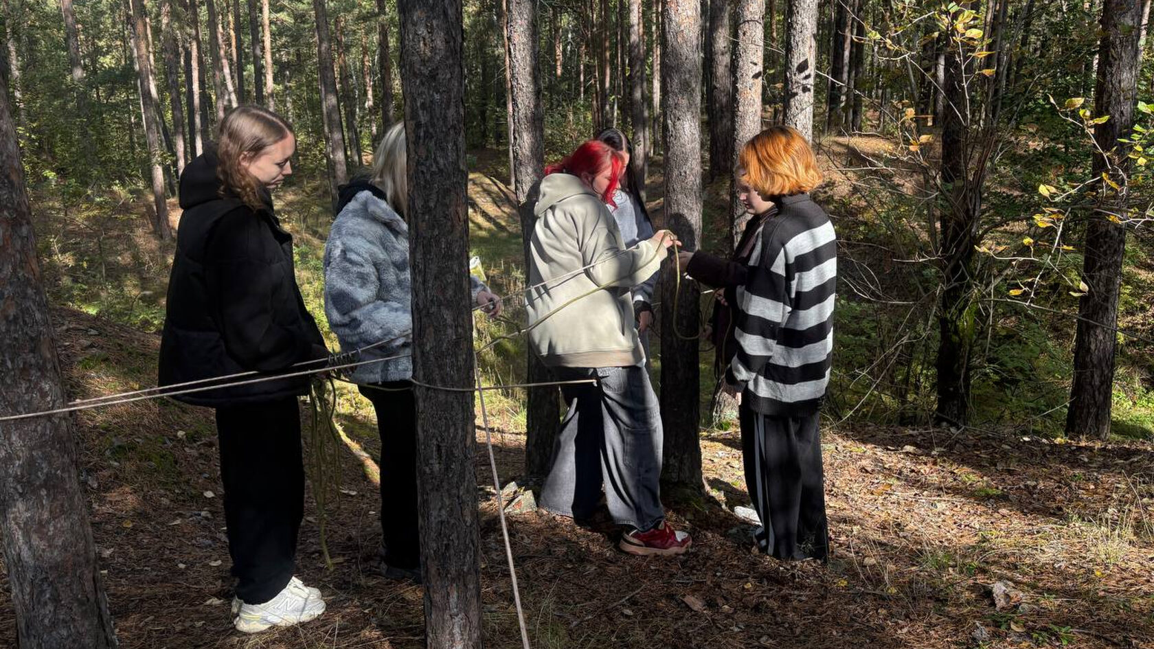 Студенты первого курса Академии туризма в Шарташском лесопарке
