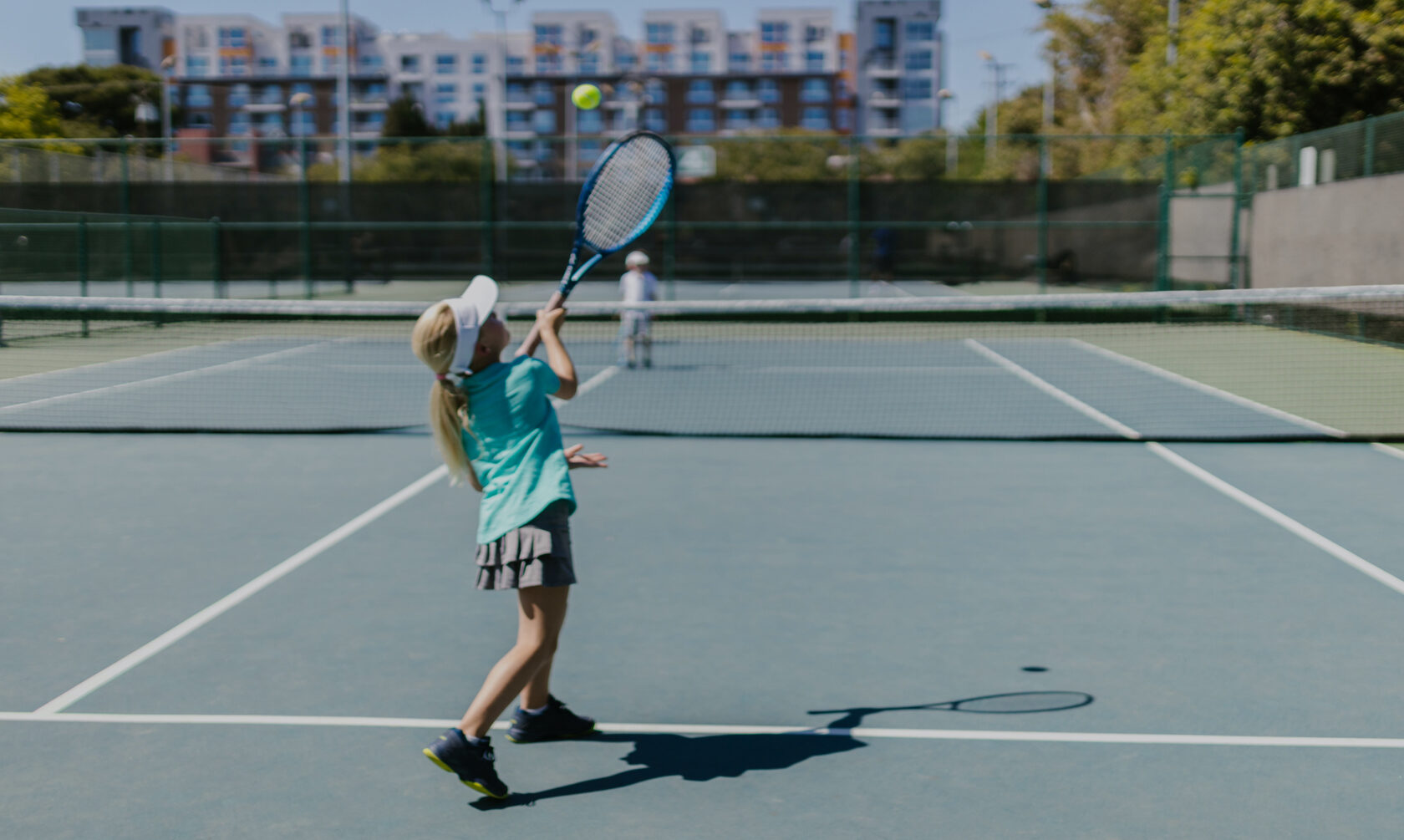 The girls play tennis