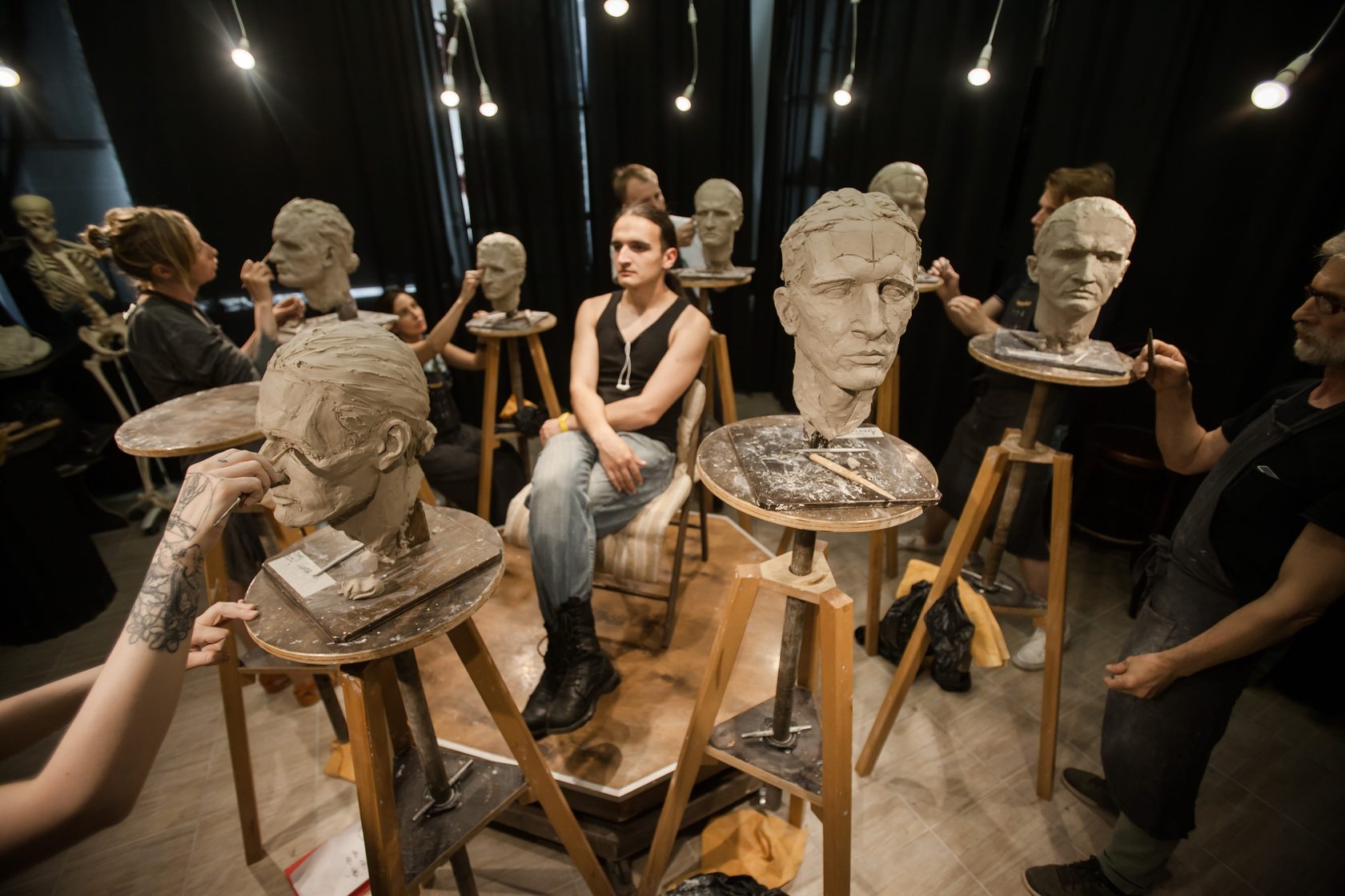 Скульптор за работой. Скульптор профессия. Скульптор. Скульптор александр шебунин. Мастерская скульптора рисунок.