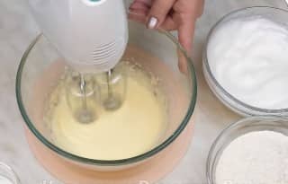 Приготовление панкейков на молоке на сковороде: шаг 3