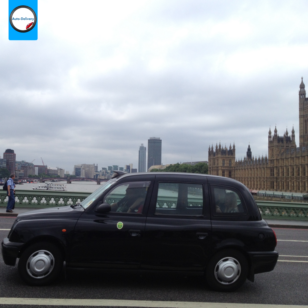 Вестминстерский мост. Английские такси-кэбы. Фото сделано мной в Лондоне, во время поездки в летнюю школу в Кэмбридже в 2013 для изучения английского