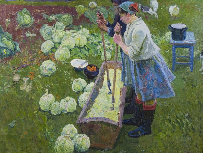 Женщина рубит капусту для квашения 11 ноября, керамические бочки.