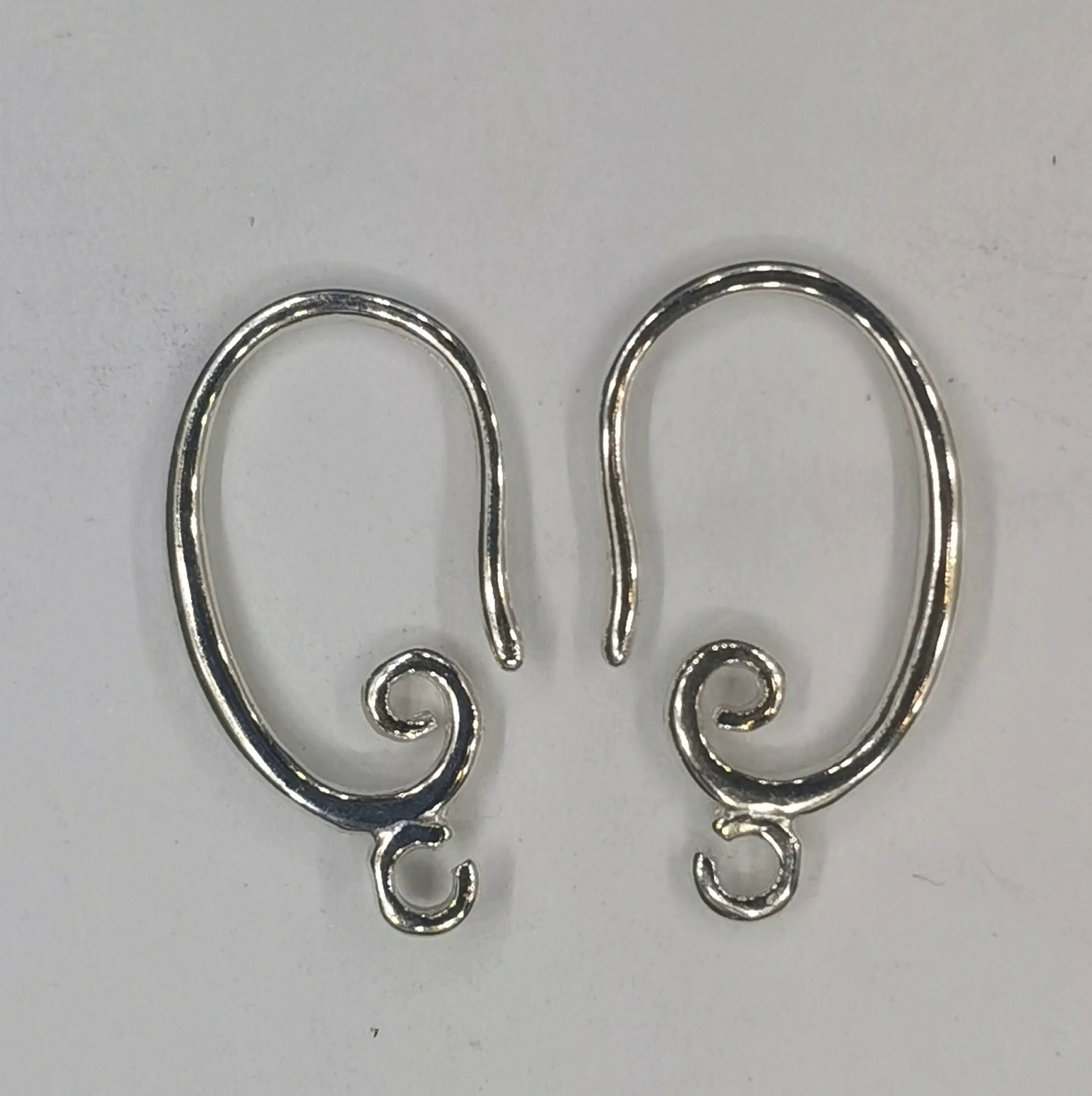 красивый завиток крючком. каллиграфические завитушки. золотые дизайнерские элементы. черные завитки. крючок завитушка на письме 6.