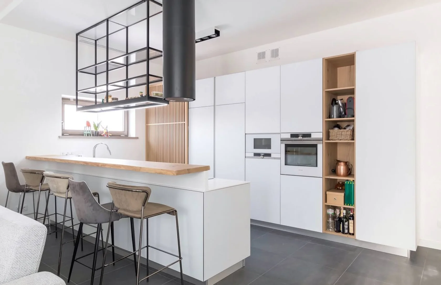 Кухня с барной стойкой в белом цвете