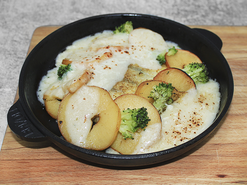 Волжский судак с картошечкой. Судак по царски. Филе судака с картофелем. Судак с картофелем в духовке. Судак с картошкой.