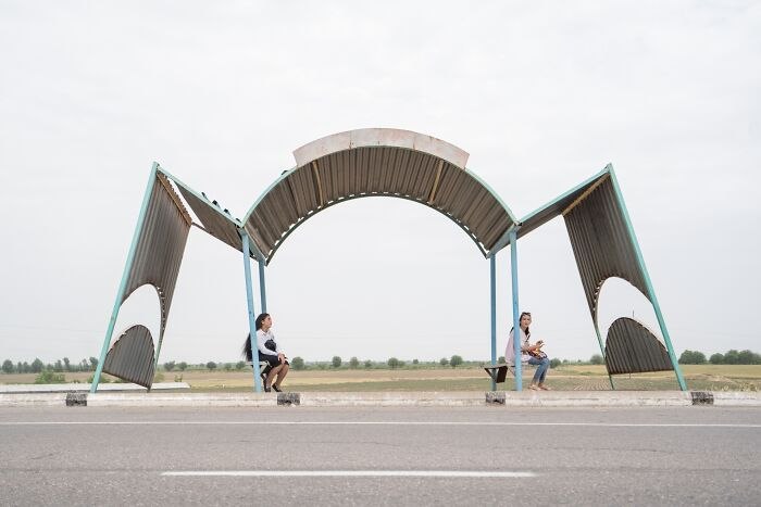 Автобусная остановка в Узбекистане, фотограф Кристофер Хервиг