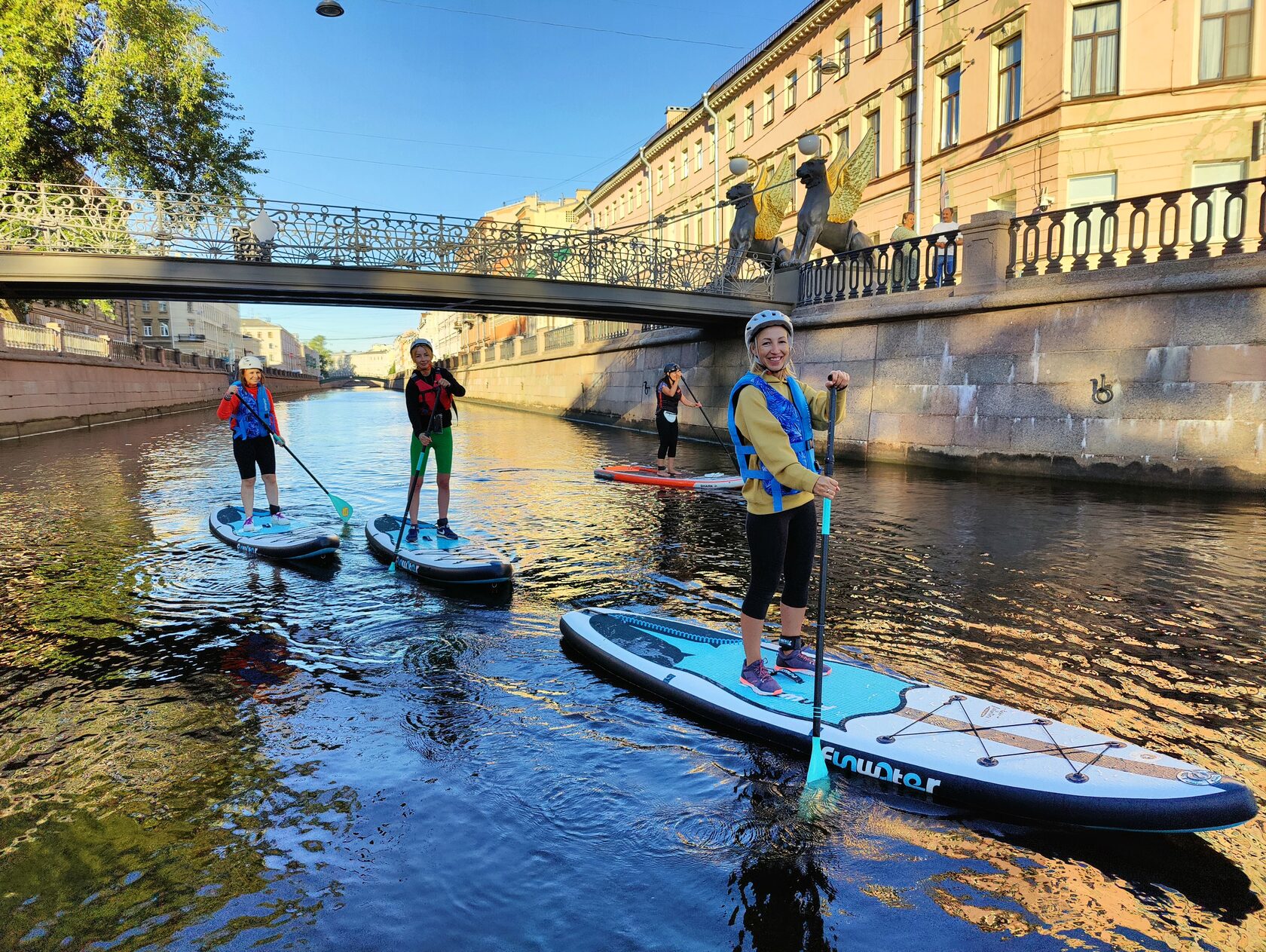 Катание на сапах спб. Прогулки на сапах СПБ. Катание на сапах. Sup прогулки в Карелии. На сапах по каналам СПБ.