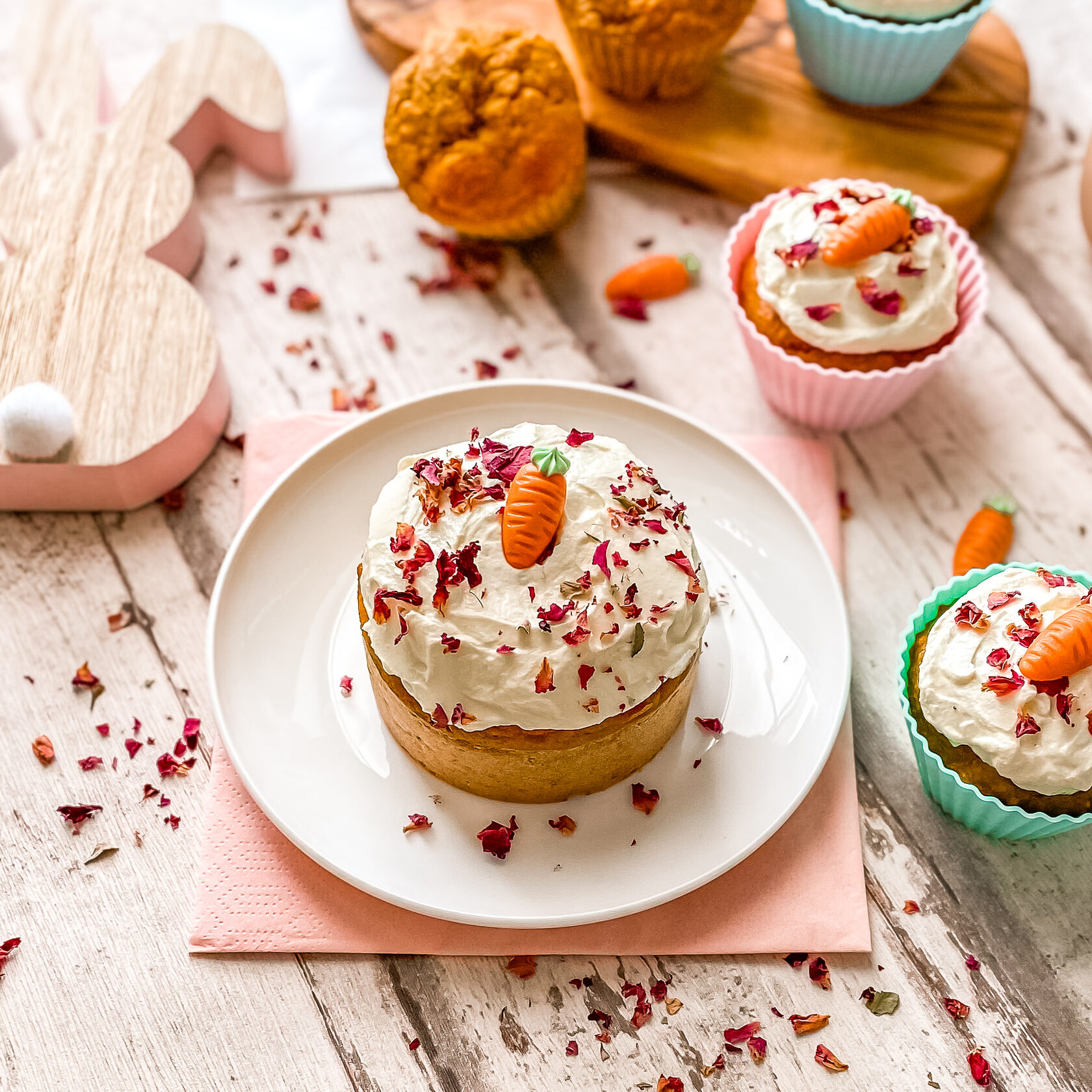 Cupcakes mit Marzipan Möhrchen angerichtet
