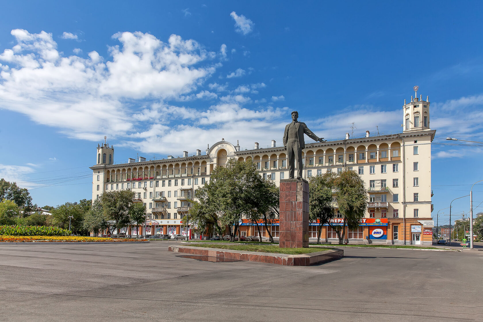 Ваш город новокузнецк. Площадь Маяковского Новокузнецк. Проспект Металлургов 39 Новокузнецк. Памятник Маяковскому в Новокузнецке. Улица Металлургов 39 Новокузнецк.