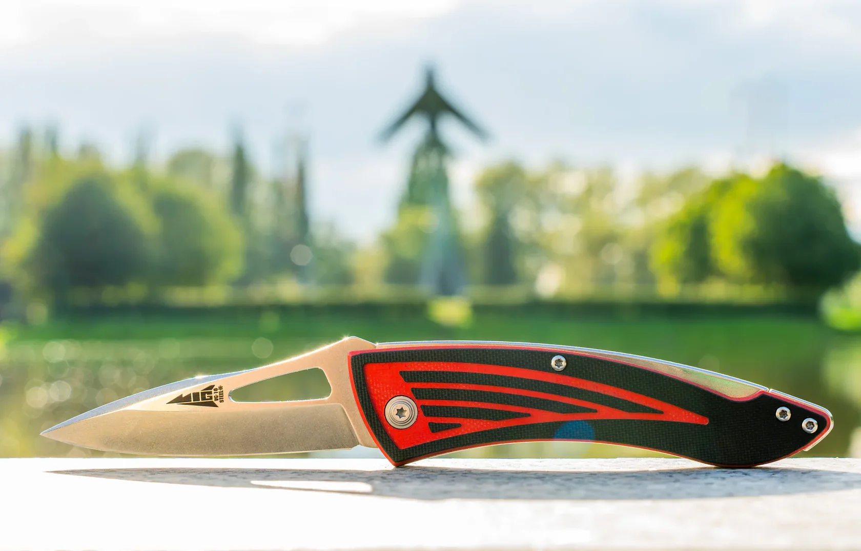 MiG blade and layered handle in bright outdoor light