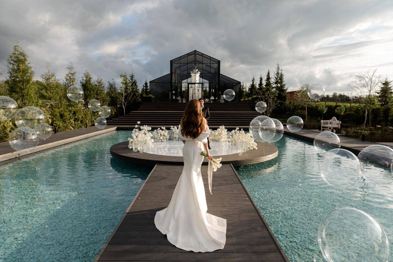 Vinity Amore — стеклянный панорамный ресторан в тёмное время суток