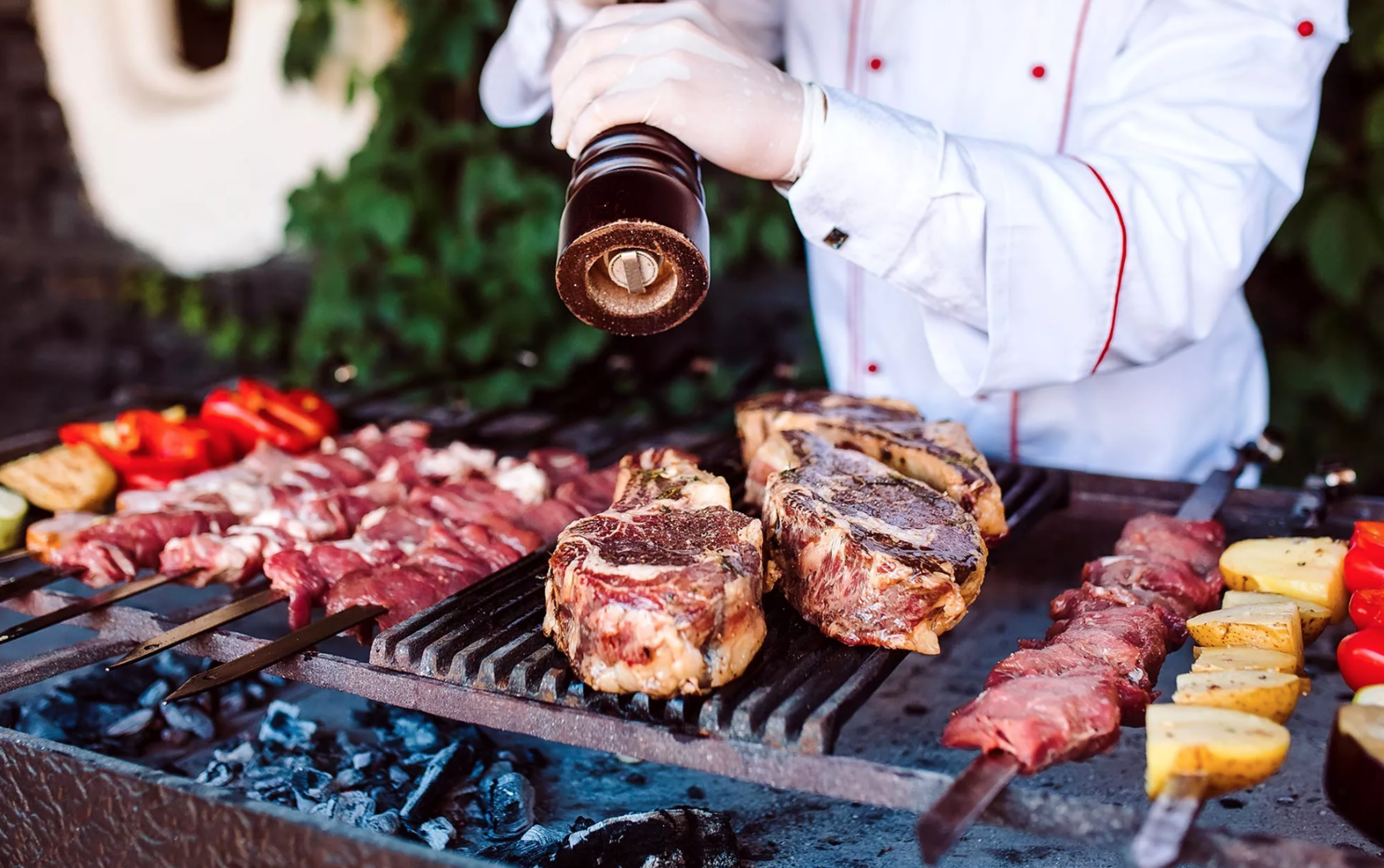 Bbq kitchen москва. Пикник (барбекю, гриль) кейтеринг. Барбекю кейтеринг на природе. Повар с шашлыком. Шашлычник.