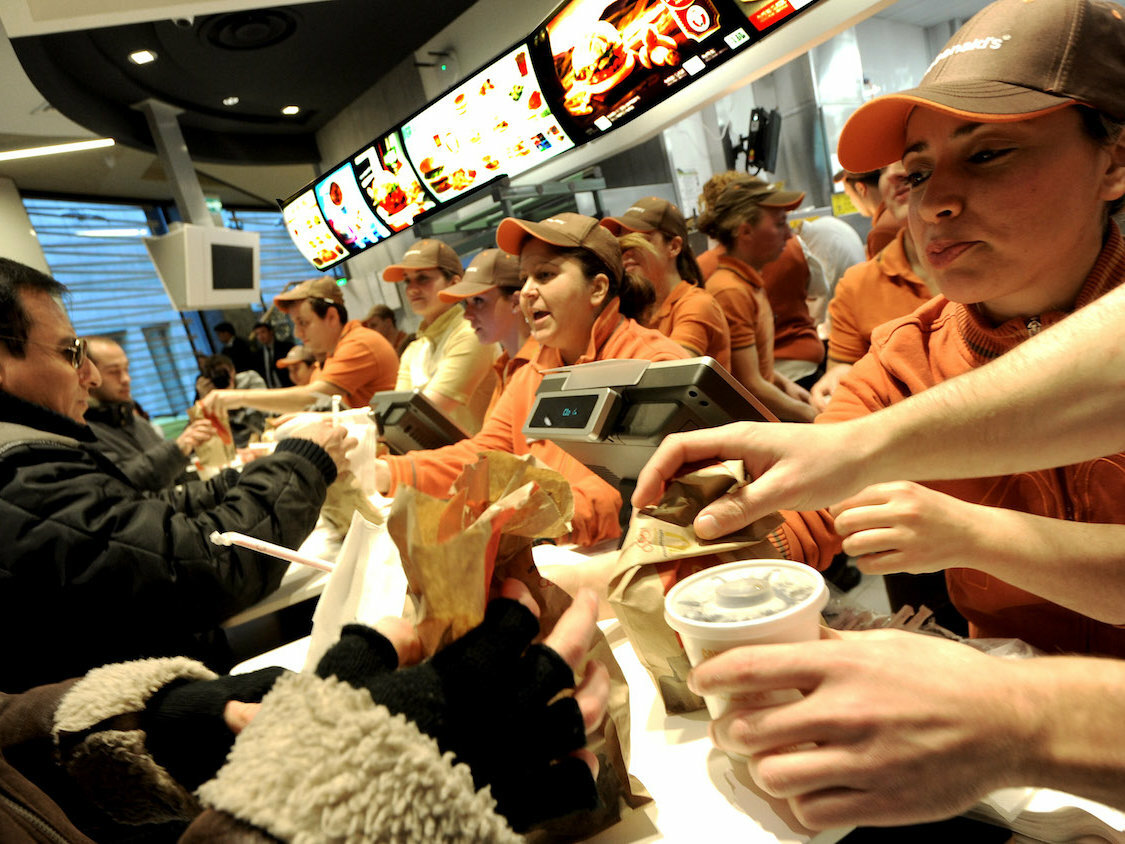 Mcdonalds employee. Сотрудник фаст фуда. Работник фастфуда. Работник макдональдс. Люди в фаст фуд ресторане.