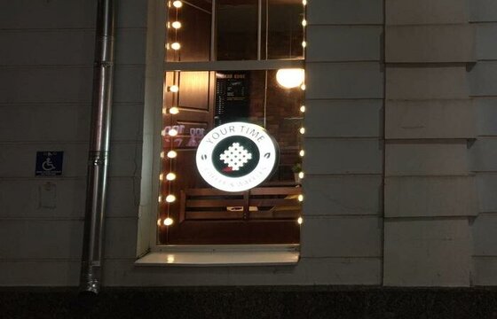 Вывеска на кронштейне в окне