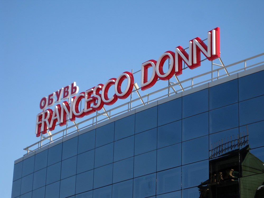 Объемные буквы крышная конструкция для салона обуви