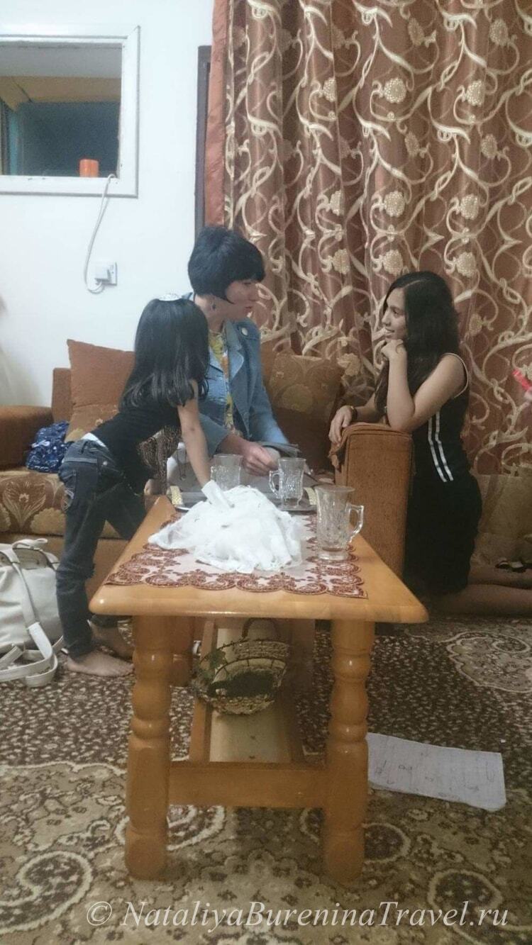 Фотография автора и двух иорданских девочек.