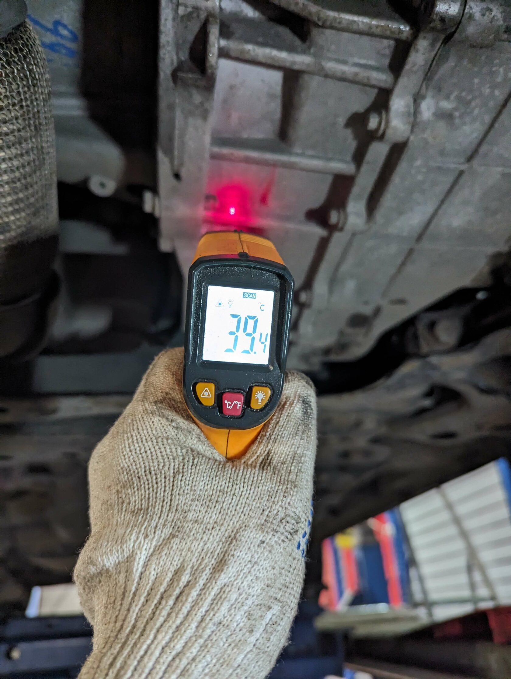 Контроль уровня масла Geely Atlas