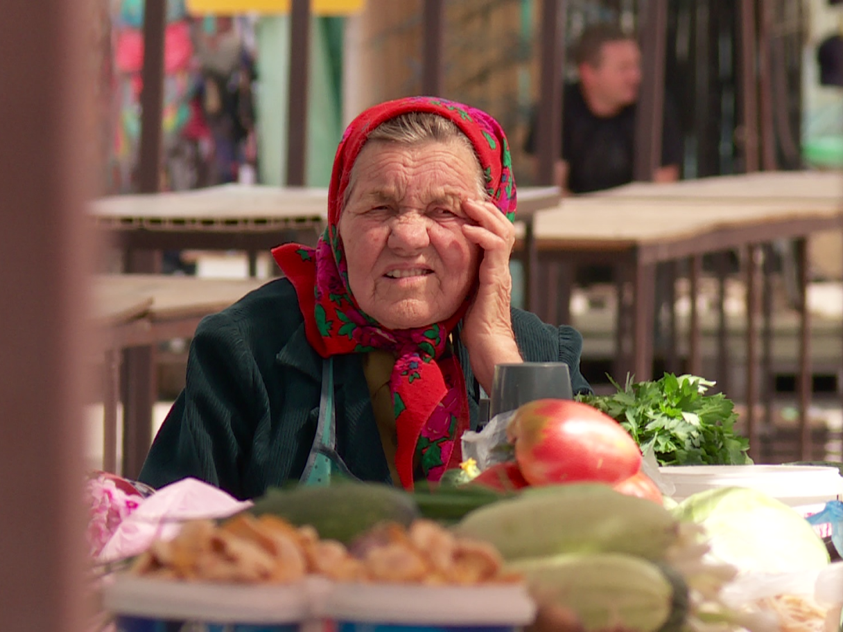 Бабушка исы. Бабушка на рынке. Бабка на базаре. Старушка на рынке. Бабуля продает овощи на рынке.