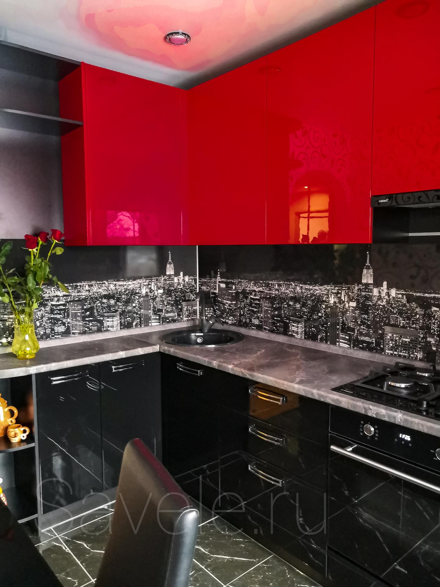 Красная кухня с черным фартуком