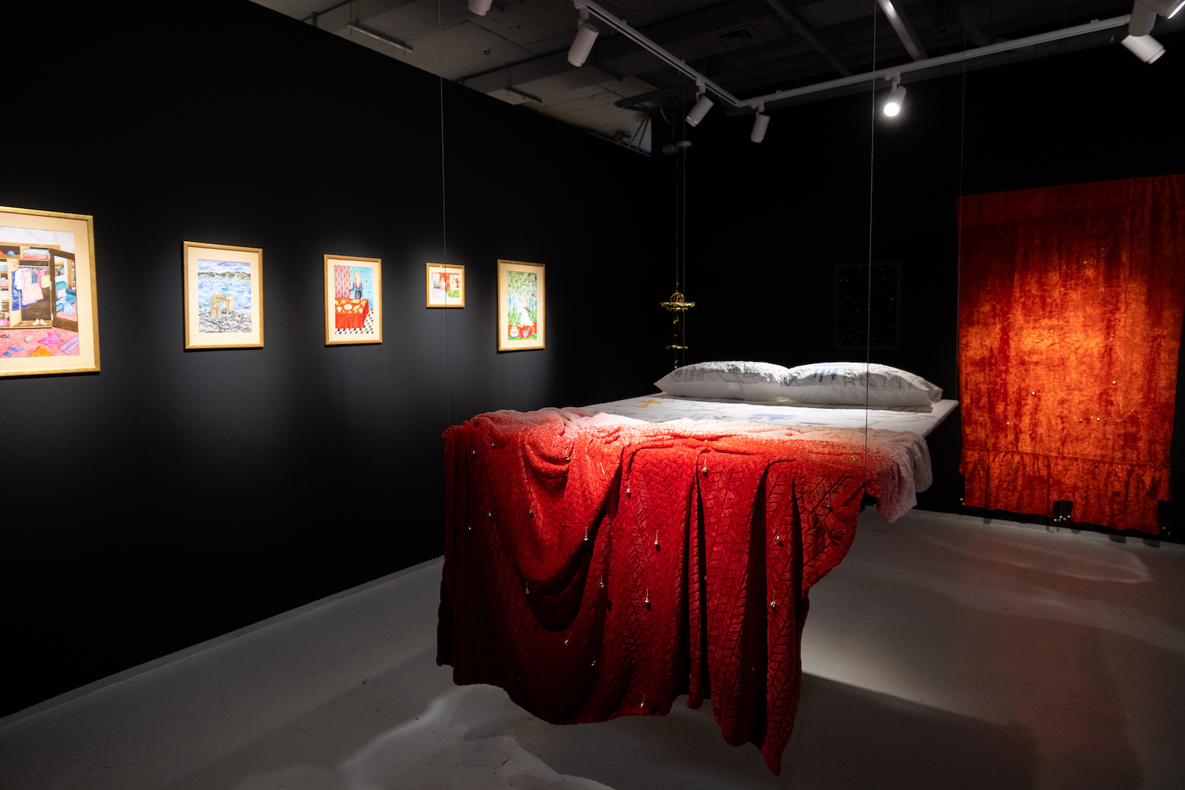 Фрагмент экспозиции Зачем снятся сны? Юли Шафаростовой в Most Wanted Gallery. Графика, объекты, книга, текстиль