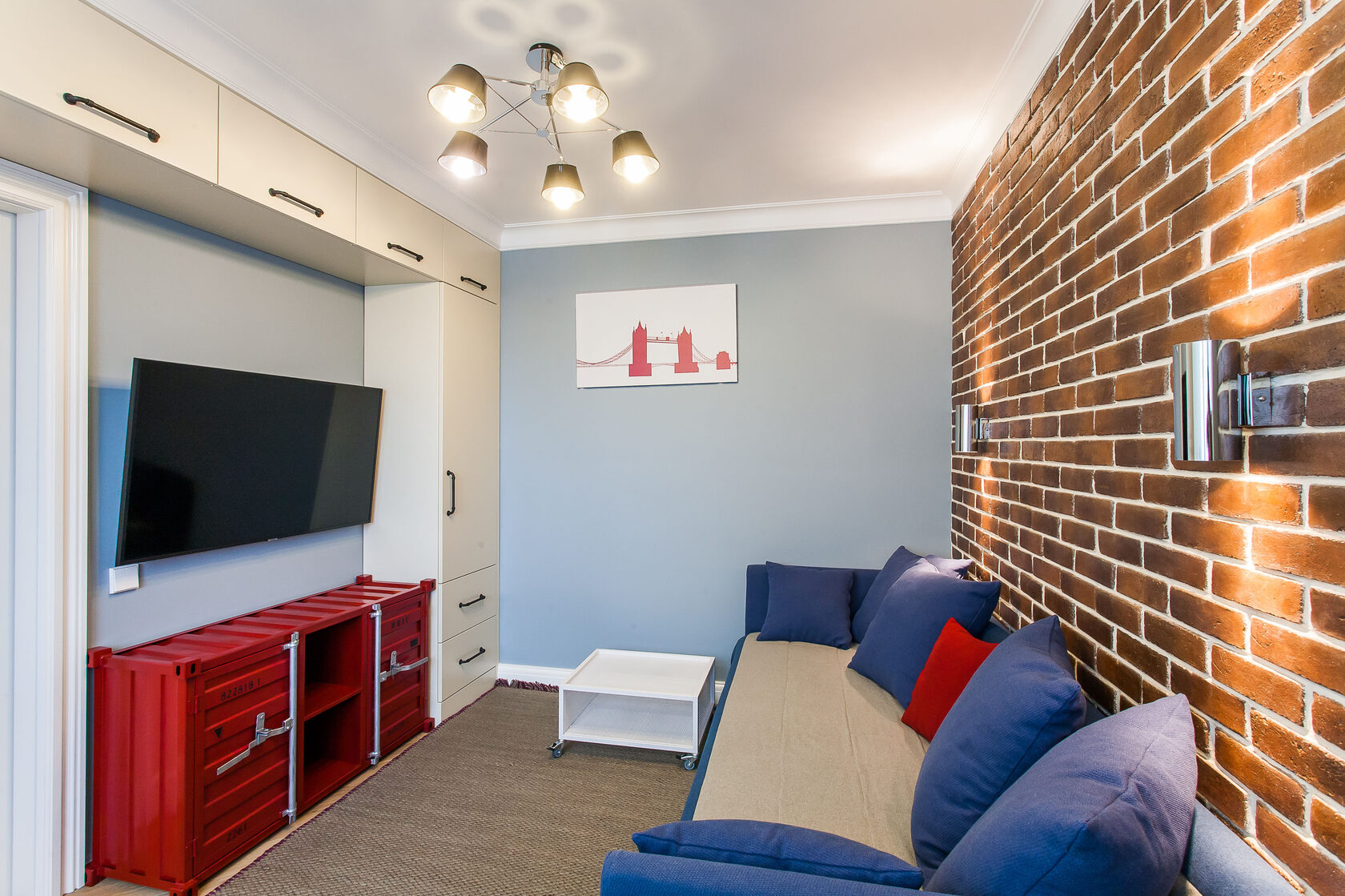 Саввинский переулок - Дизайн интерьера спальня комод, диван, телевизор