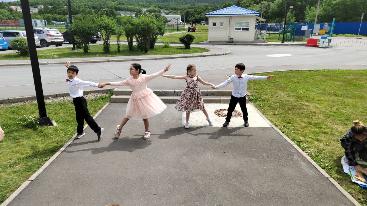 Дети на прогулке
