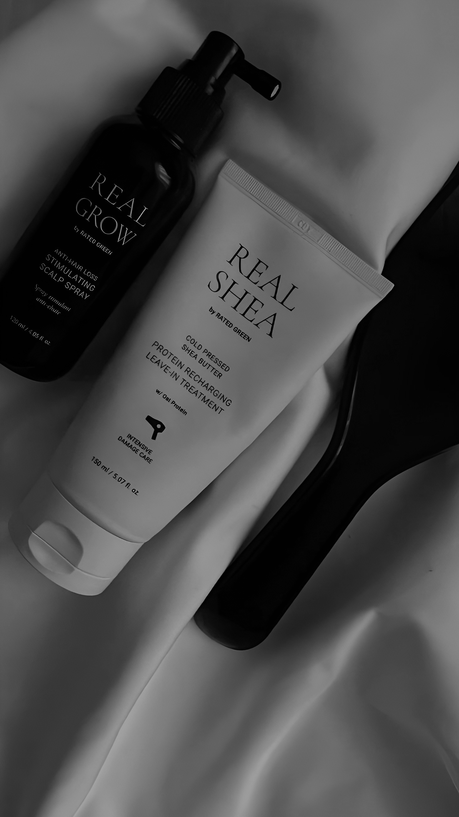 расческа спрей и крем лежат на простыни