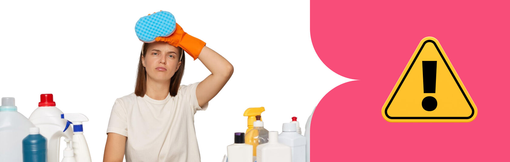 Девушка с губкой и средствами для уборки, предупреждающий знак внимания рядом
