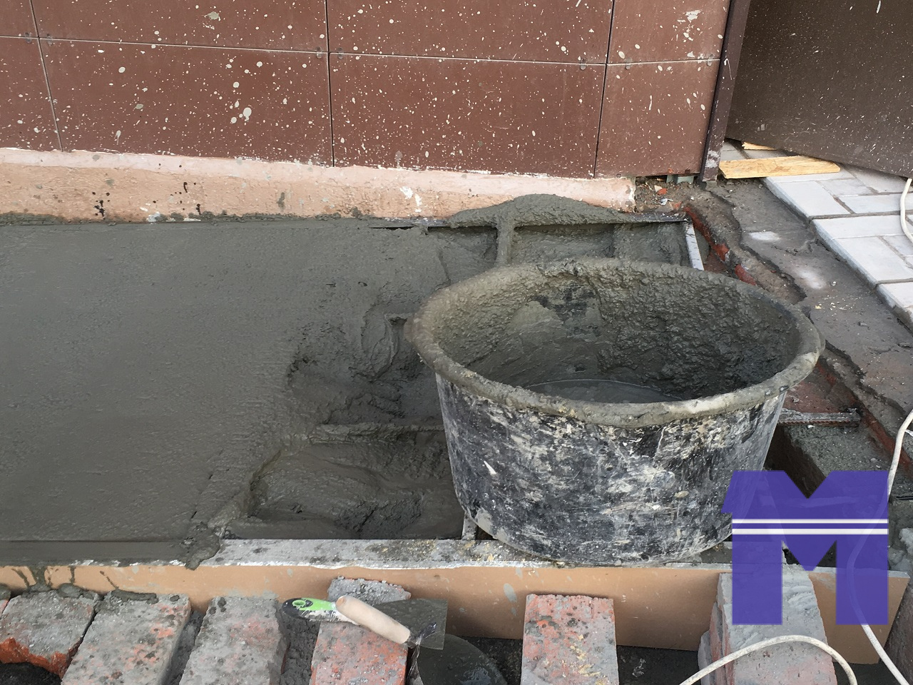 Укладка цементно-песчаной смеси в опалубку