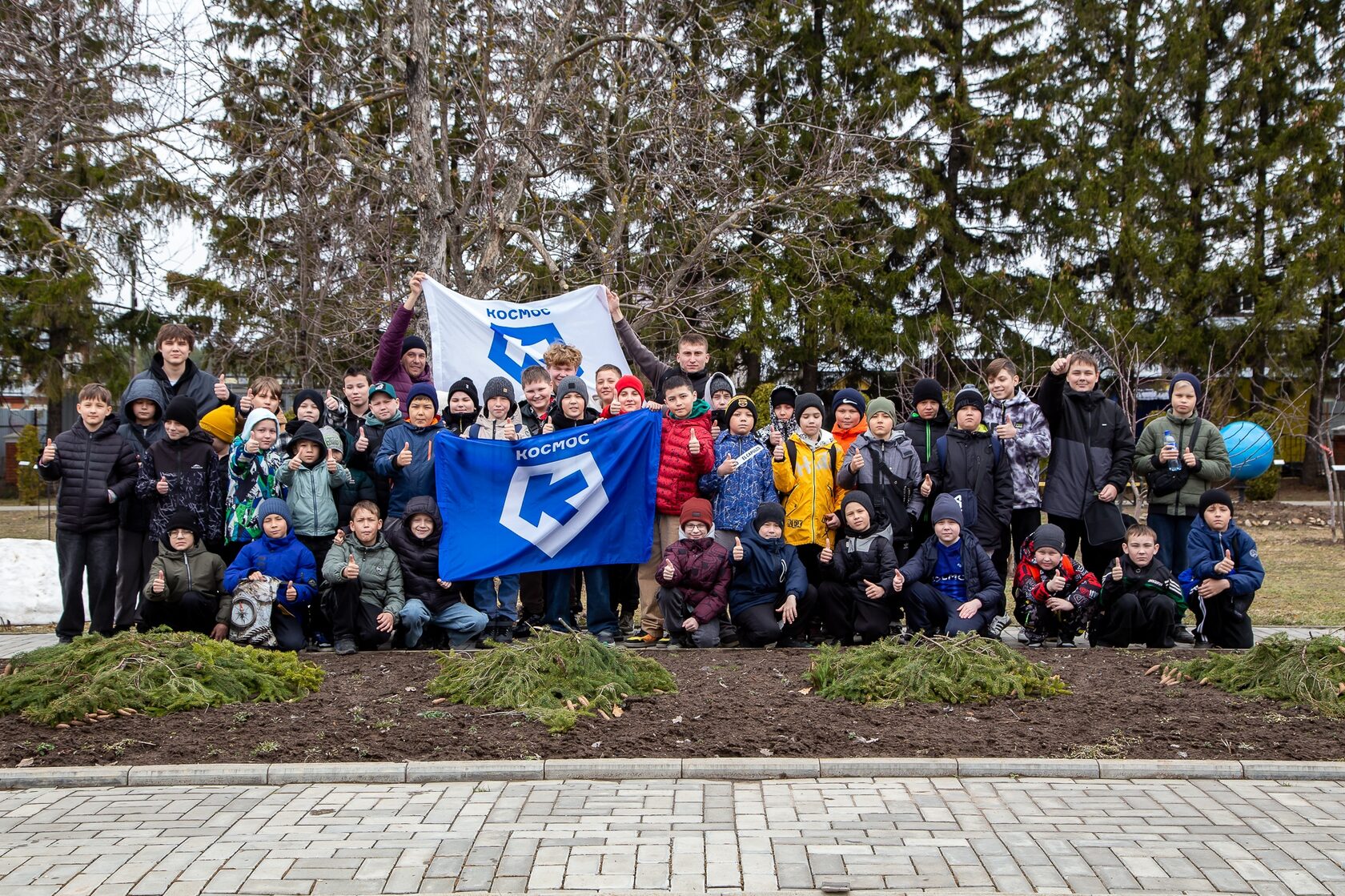 Тренировка юных футболистов на поле