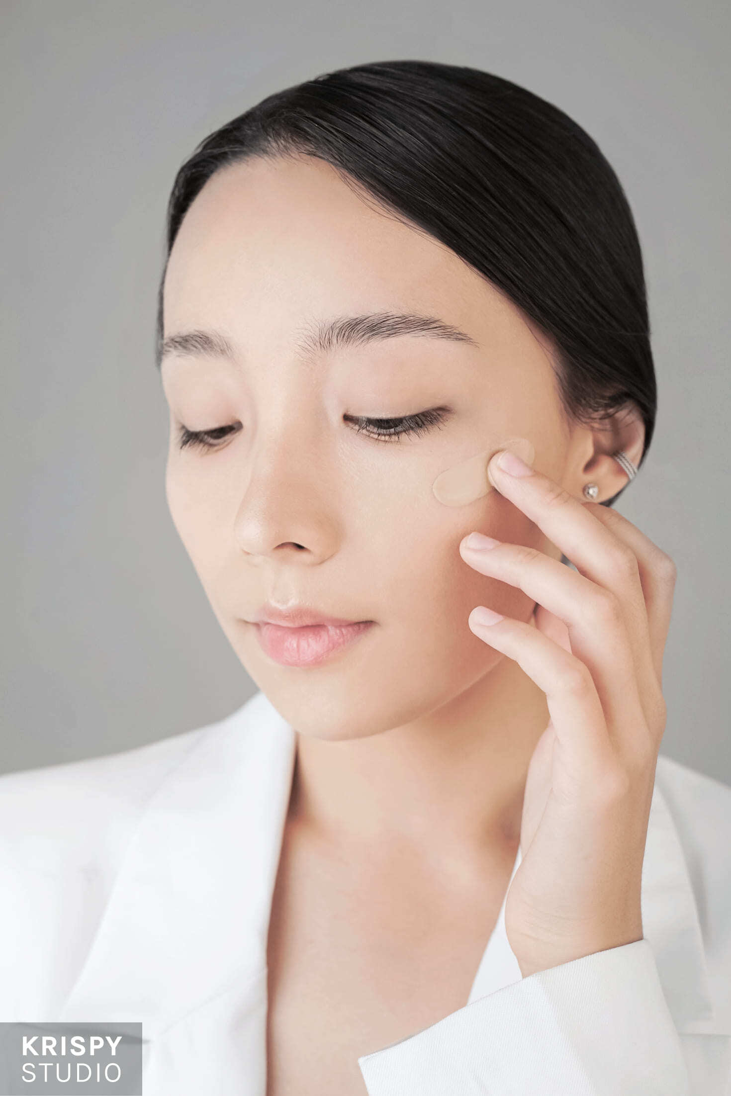 Профессиональная съемка модели с BB Cream Limoni: подбор образа, студия, реквизит, макияж и стилист.