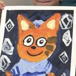 Малыши 2–3 лет показывают свои гуашевые работы на занятии ИЗО в студии РИСКУЙ