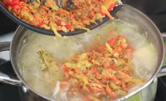 Приготовление щей из свежей капусты с болгарским перцем: шаг 12