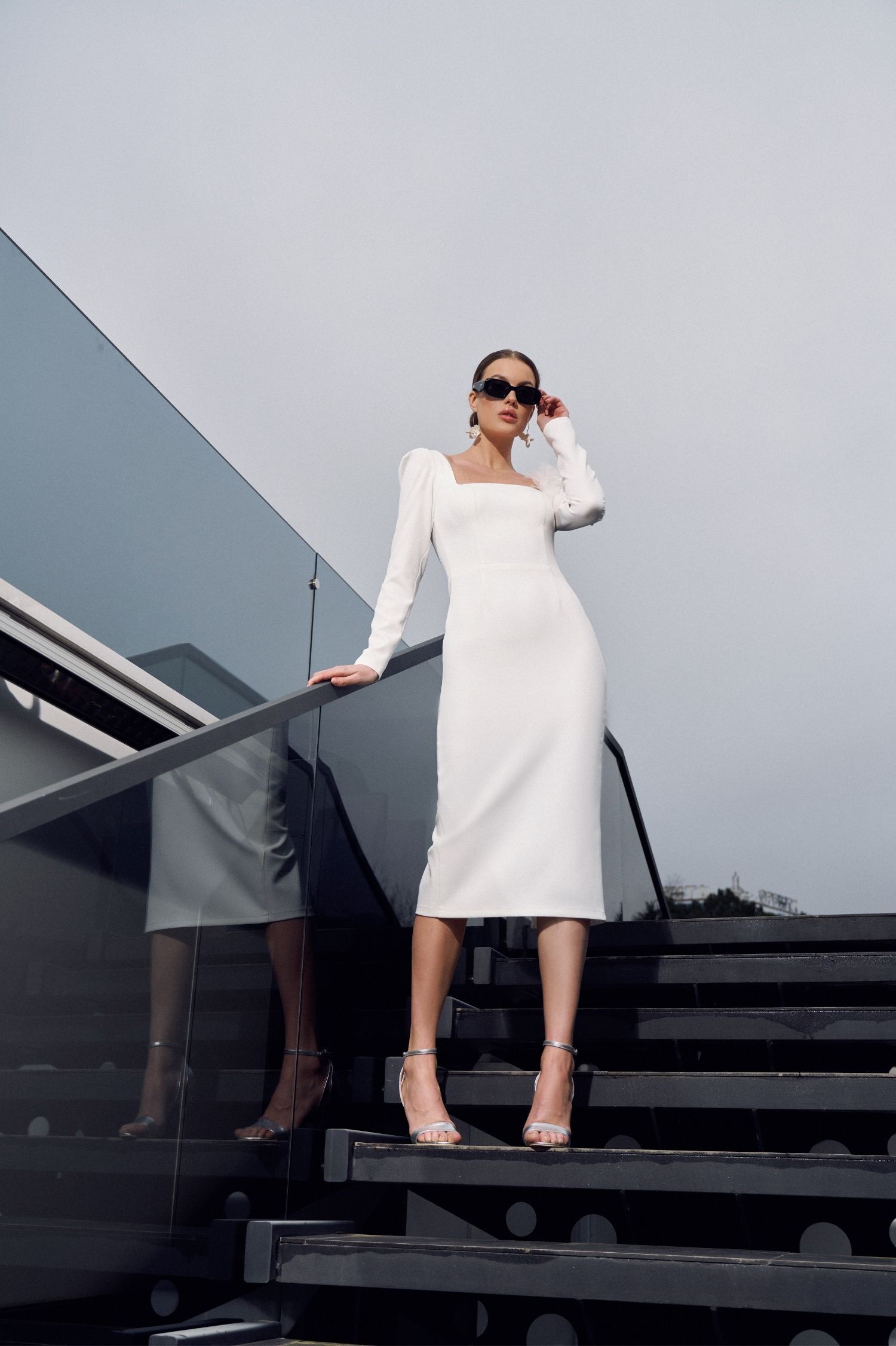 Короткое свадебное платье-футляр TINA в длине миди