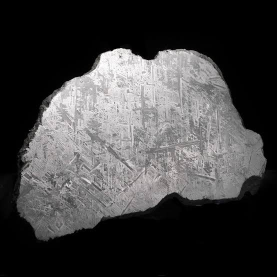 Срез железного метеорита с видманштеттеновой структурой из камасита и тэнита