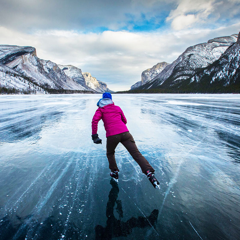 Катание на коньках по Байкальскому озеру