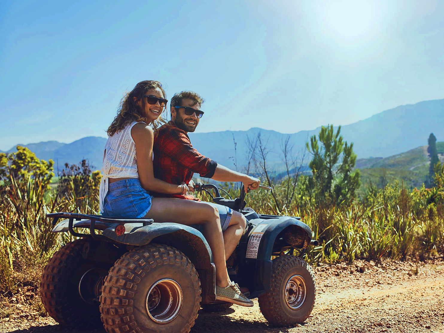 фото парня и девушки на романтическом свидании в публичном месте