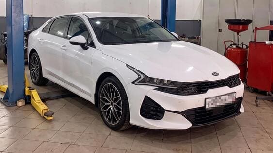 Kia K5 в боксе техцентра Акпп-Сервис Москва